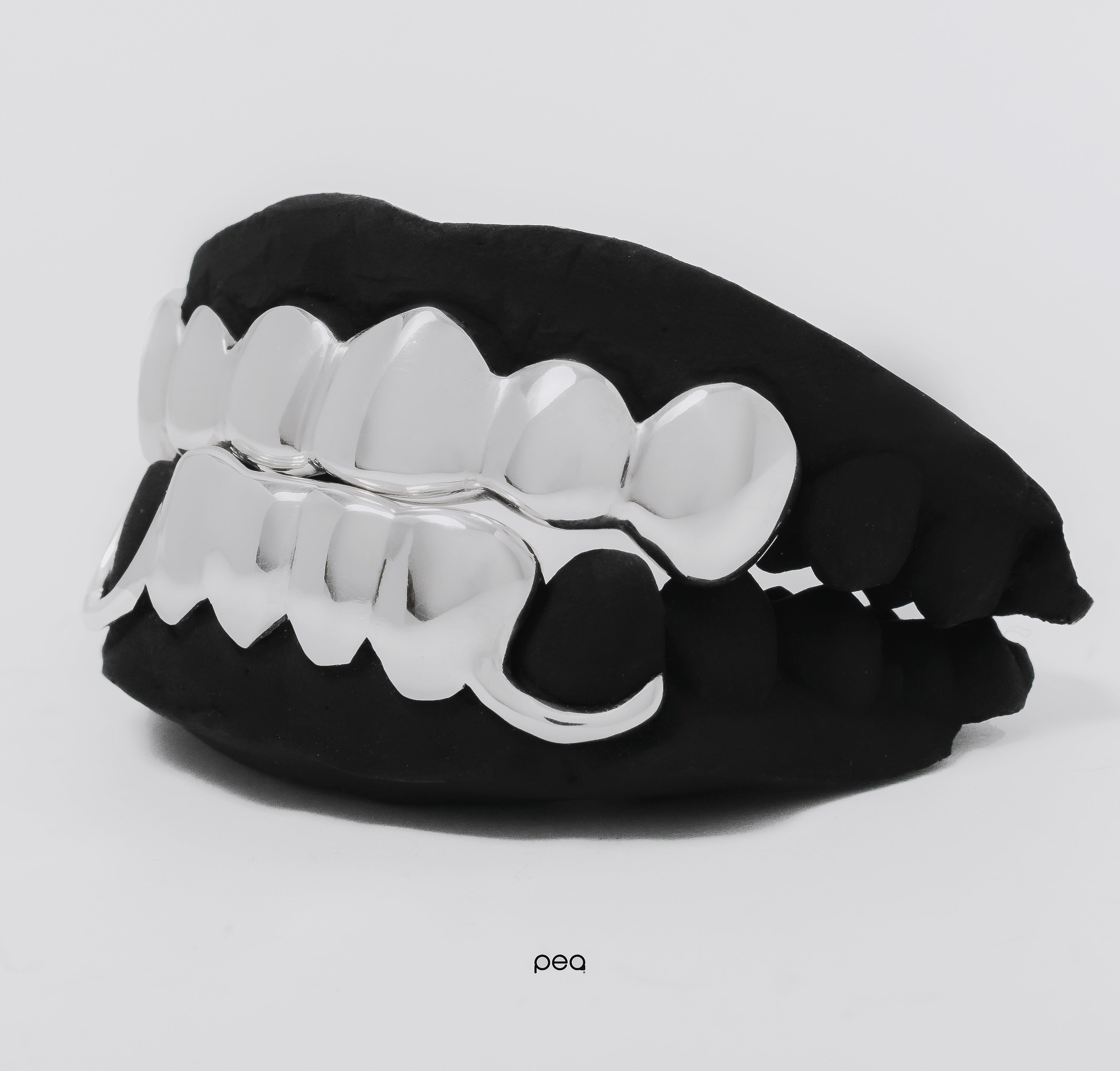 12 Teeth (6 top + 6 bottom)