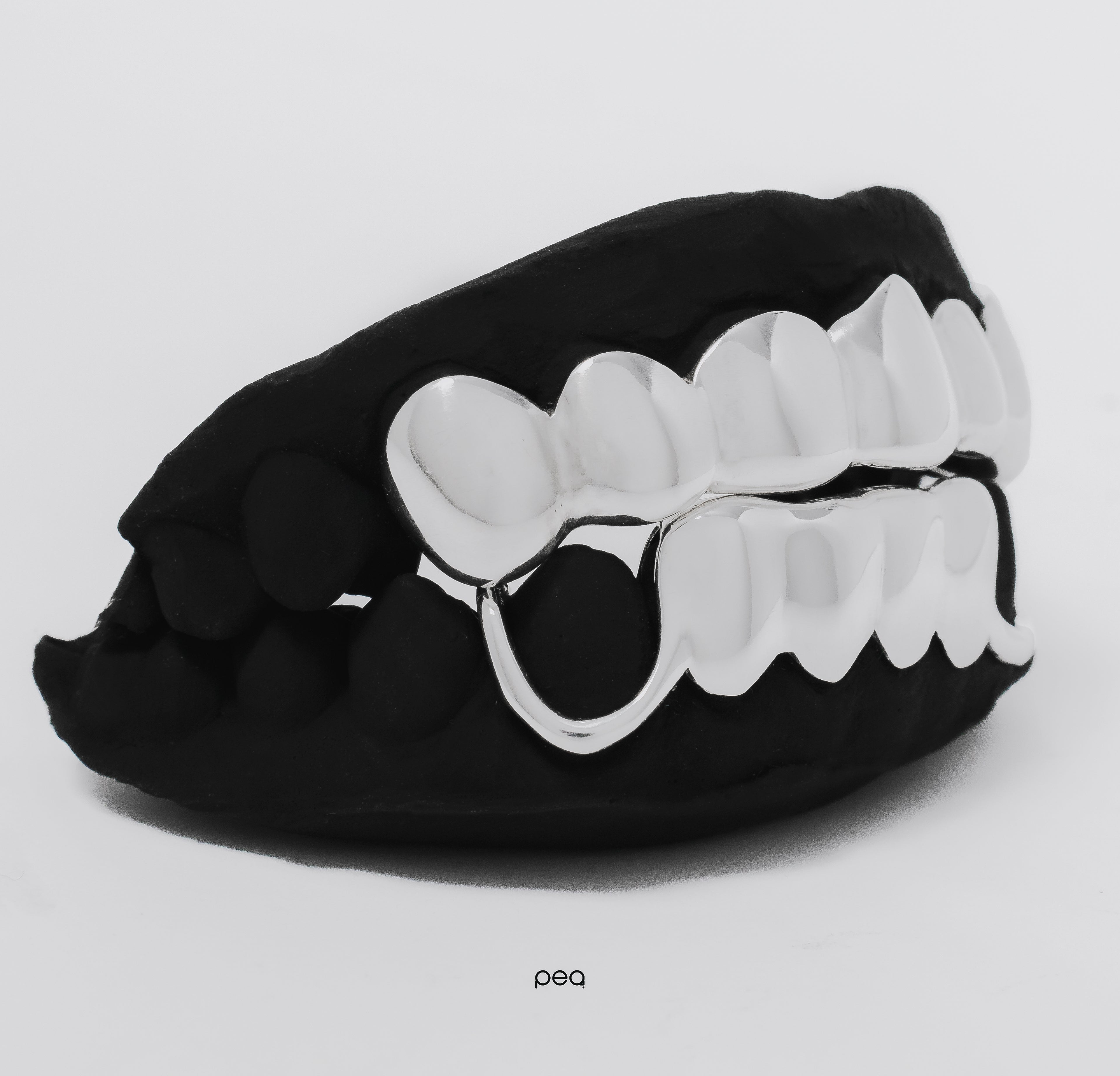 12 Teeth (6 top + 6 bottom)